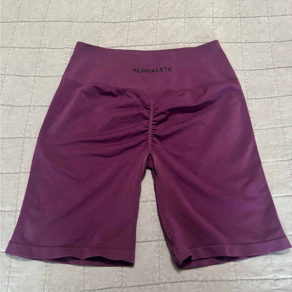 Alphalete Women's Amplify Gravity Ultra High-Waist Scrunch Bike Shorts — Regio